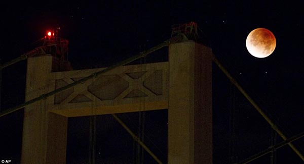 Цвет Луны говорит о здоровье атмосферы этой планеты. Медно-красный цвет означает, что все нормально